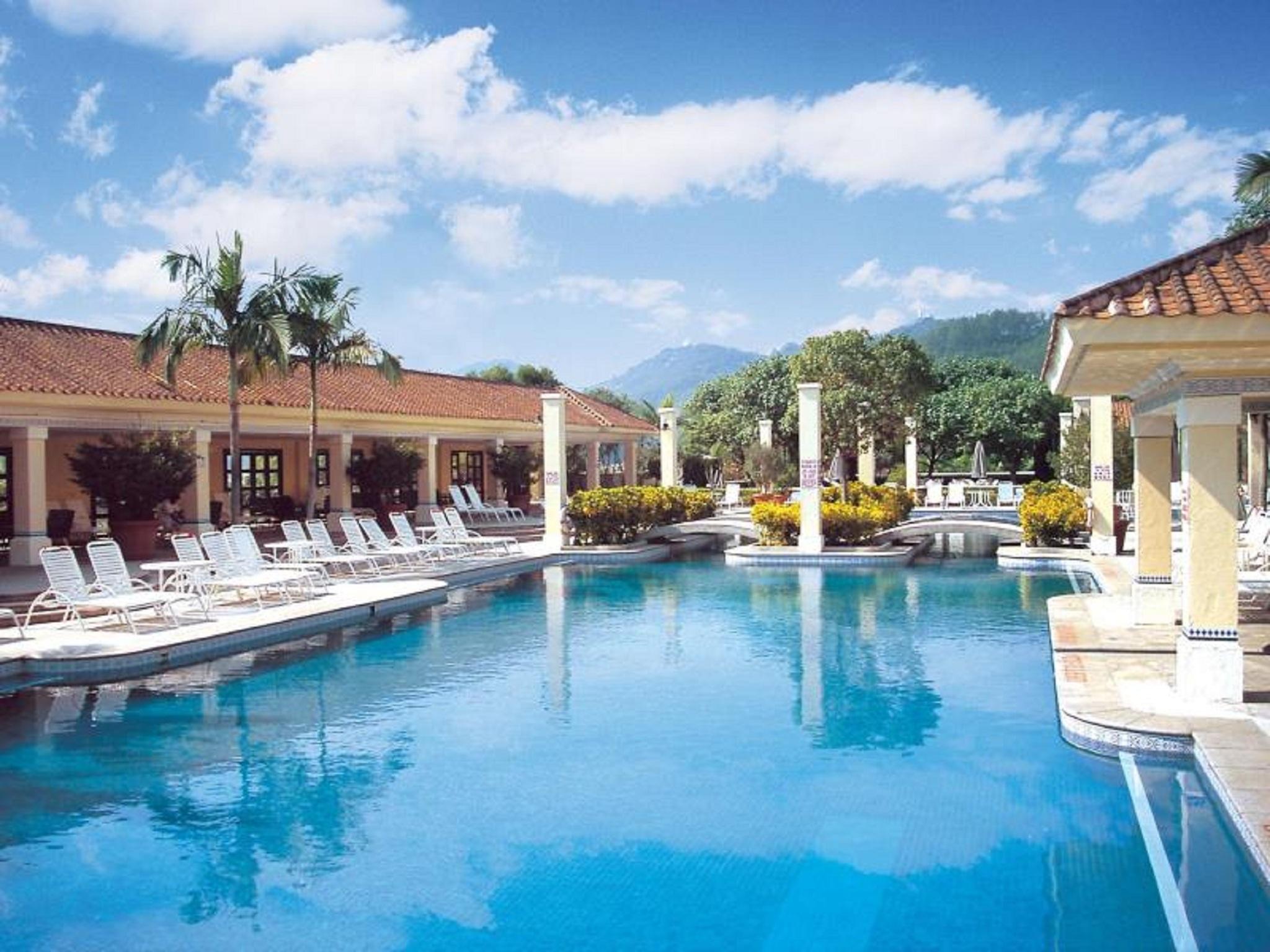Grand Coloane Resort Macao Exterior foto The pool at Sandals Royal Plantation