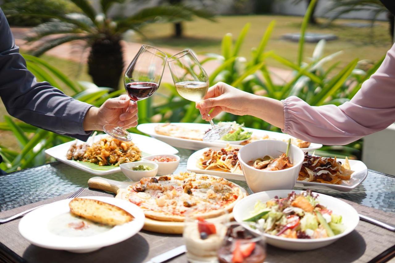 Grand Coloane Resort Macao Exterior foto A meal at the restaurant